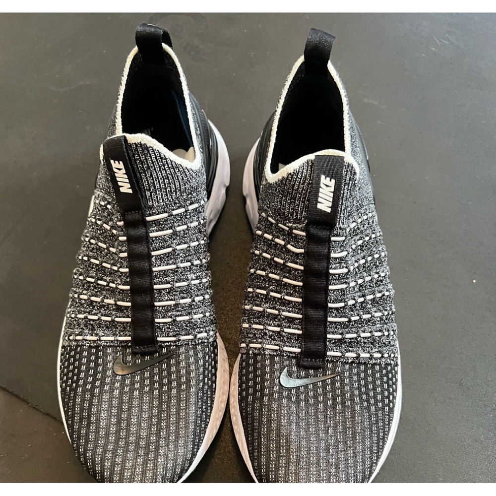 Nike no laces sneakers 🥰